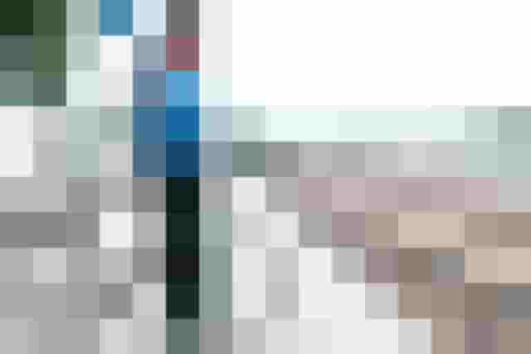 Person mit Fahrrad am Bahnsteig, bereit für die kostenfreie Fahrradmitnahme in Salzburg.