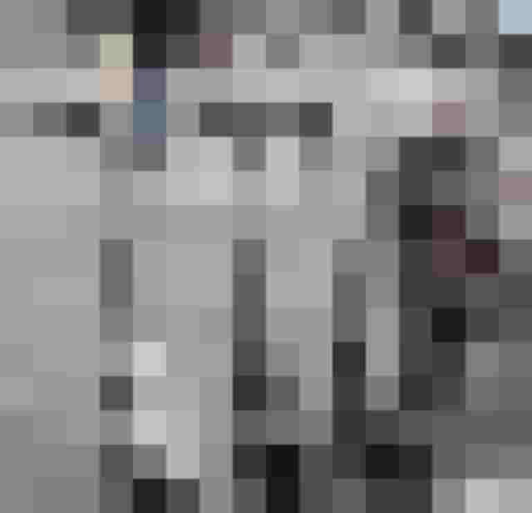 Drei E-Scooter stehen an einer Fußgängerzone in Salzburg, Radfahrer im Hintergrund.