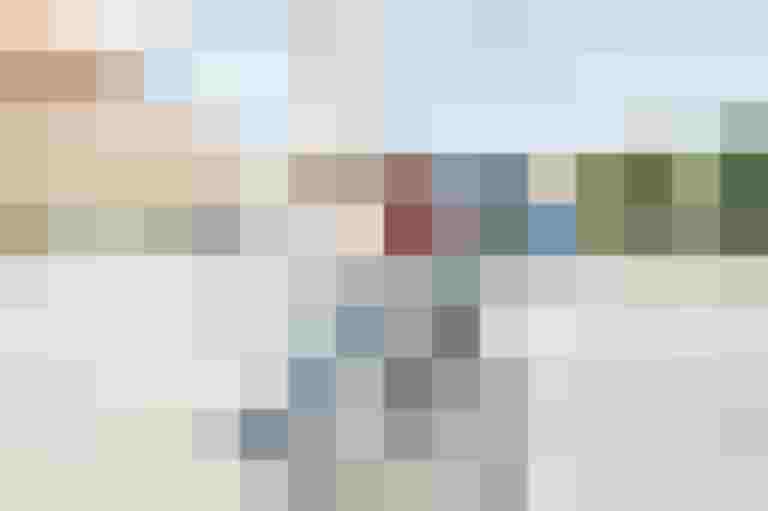 Paar auf Fahrrädern vor historischem Grazer Hintergrund, ideal für nachhaltige Mobilität.