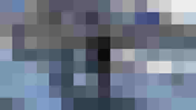 Winterliche Radfahrer auf einem verschneiten Fahrradweg in Salzburg.