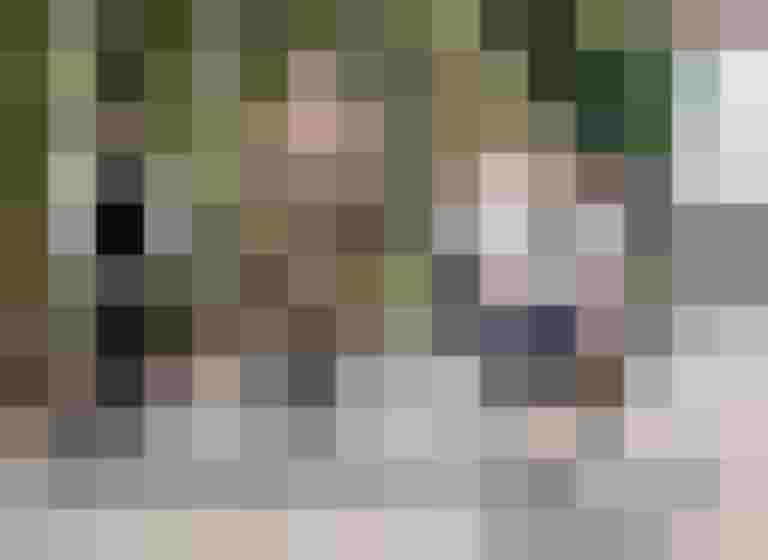 Fahrradfahrer in eleganter Kleidung auf einer Brücke beim Tweed Ride Salzburg.