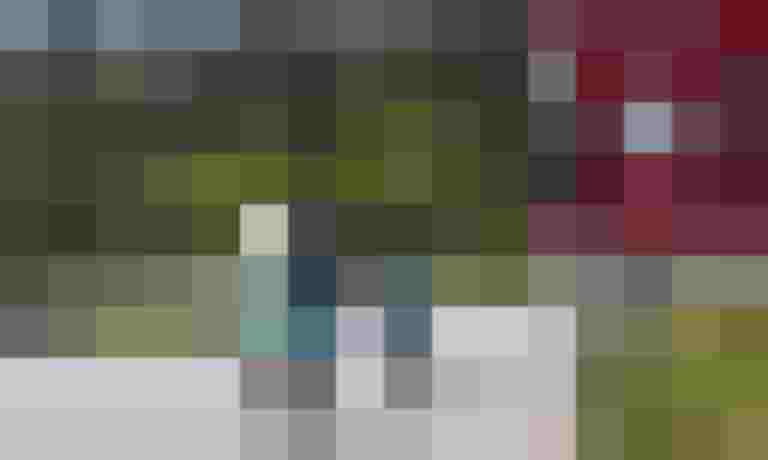 Zwei Radfahrer fahren an einem Verkehrsschild vorbei, das zum Überholen auffordert.