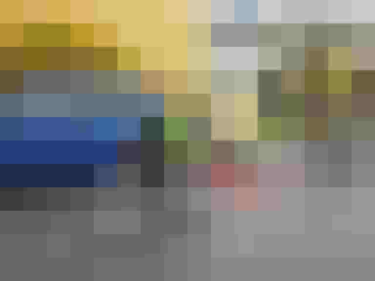 Kinder in Sicherheitswesten fahren Rad auf einer Straße, Förderung des Radverkehrs in Salzburg.