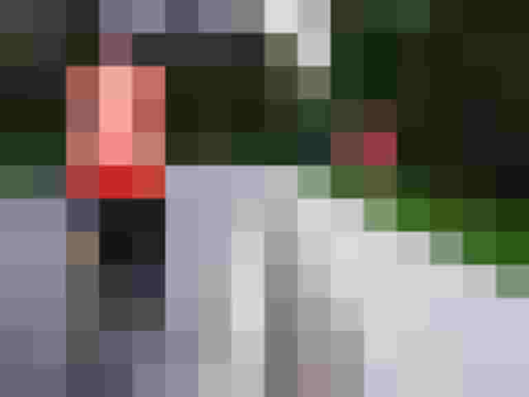 Radfahrender mit Warnweste auf Straße, Info-Plakat zu Sicherheitsabstand von 1,5 m.