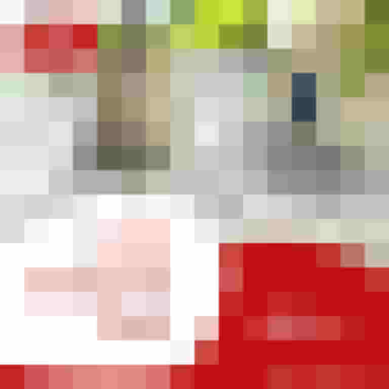 Frau mit Rucksack fährt auf KTM eBike durch eine grüne Straße; Bosch eJobrad Test beworben.