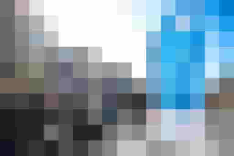 Bunte Straßenveranstaltung mit Cargobikes und Menschen vor historischen Gebäuden.