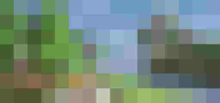 Futuristisches Wesen betrachtet holografische Kristallabbildung vor einer Burglandschaft.