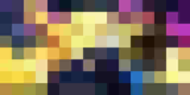 Familie fährt fröhlich mit einem Lastenrad vor buntem Blumenhintergrund.