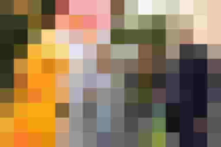 Sitzend mit Fahrrad und Geschenken, Aktion zur Wertschätzung des Radverkehrs in Salzburg.