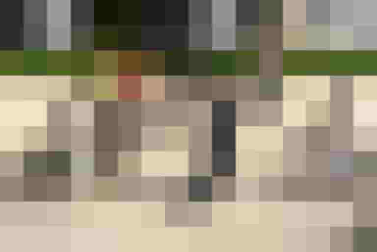 Teilnehmer eines E-Bike Kurses üben im Innenhof des Schloss Mirabell.