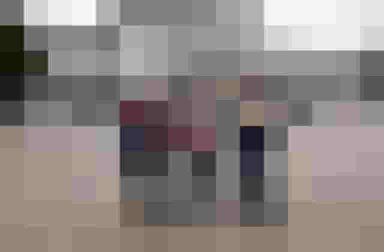 Gewinner mit E-Bike und Schildern von „Salzburg radelt“ und „klimaaktiv“ in der Stadt.