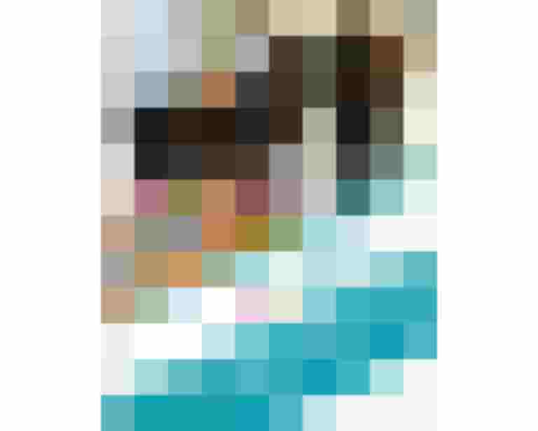 Radfahrer auf einer Straße mit EU Cycling Strategy Dokument im Vordergrund.