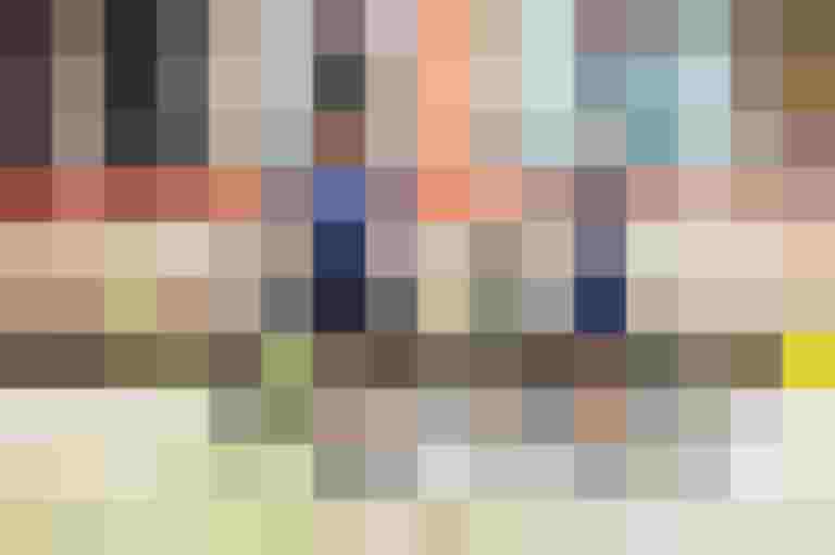 Zwei Frauen unterhalten sich mit E-Bikes in einer urbanen Umgebung.