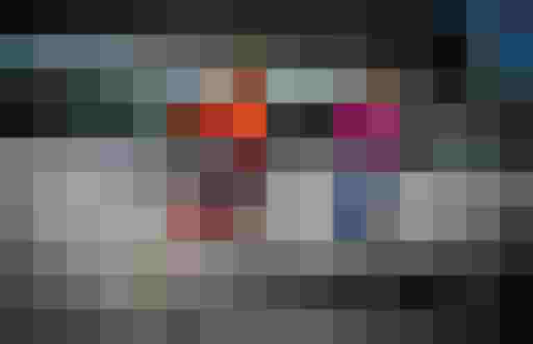 Zwei Frauen fahren fröhlich mit Fahrrädern auf einer Straße in Salzburg.