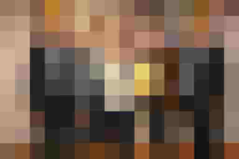 Personen halten die Nominierungsurkunde für den Energy Globe in Salzburg.