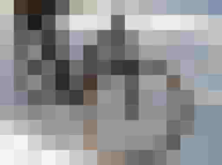 Elektrofahrrad auf schneebedecktem Boden, bereit für Winterfahrten in Salzburg.