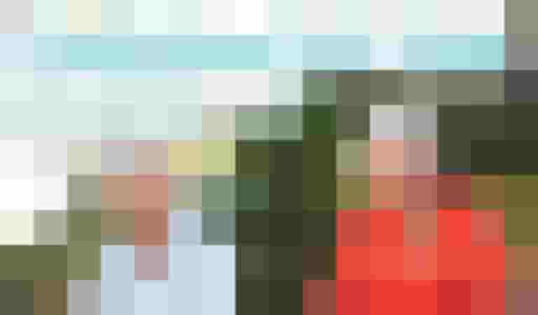 Senioren beim Radfahren in der Natur, lächelnd und aktiv, betonen Lebensfreude im Alter.