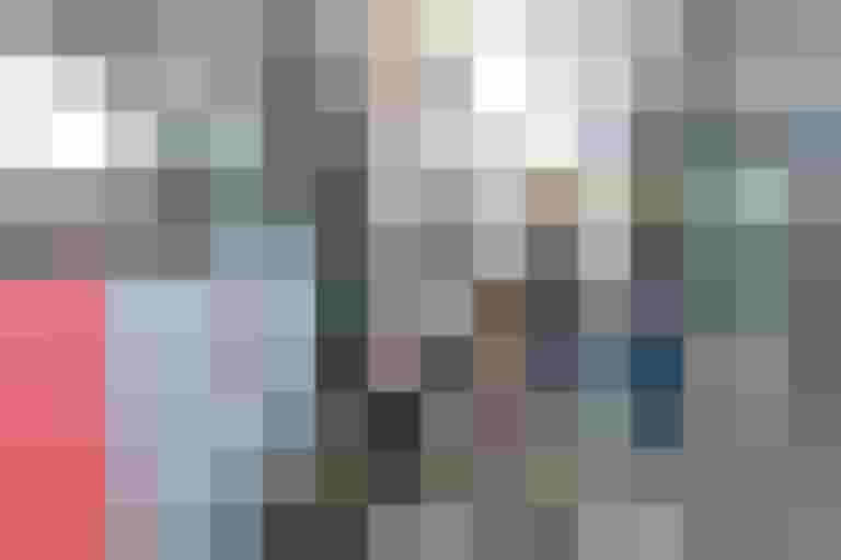 Drei Frauen mit Fahrrädern stehen an einem railjet-Bahnhof und steigen ein.