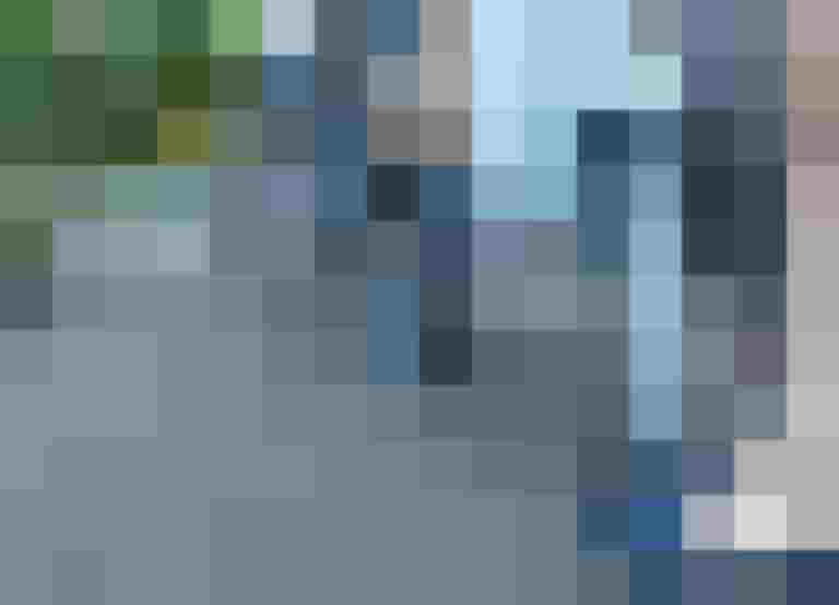 Reifen eines Fahrrads wird mit einer Pumpe aufgerüstet, um frühlingsfit zu sein.