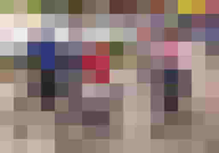 Teilnehmer des Familienradtags in Wals fahren fröhlich auf ihren Fahrrädern.