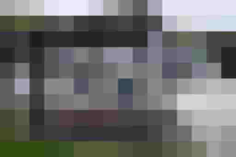 Fahrradabstellanlage vor einem Gebäude, Person positioniert ein Fahrrad.