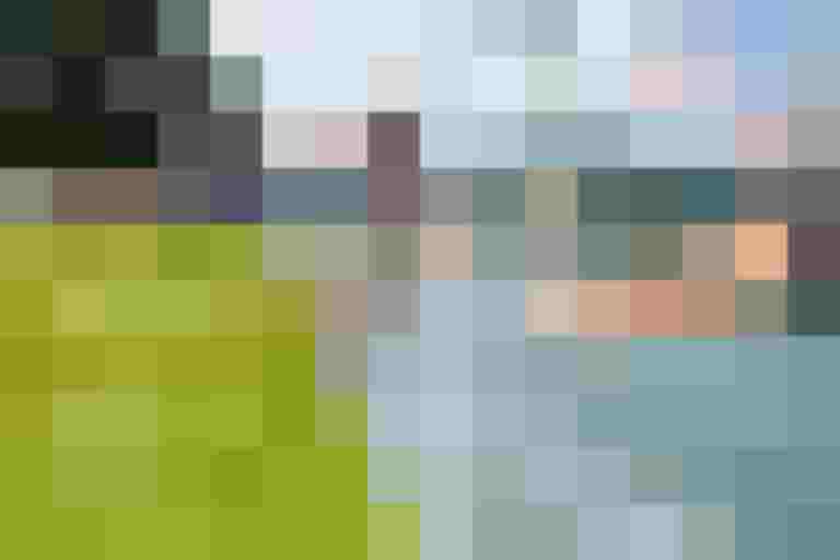 Frau planscht am Wasser, Fahrräder im Hintergrund, Fotowettbewerb „Österreich radelt am Wasser“.