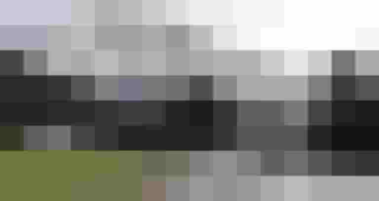 Radweg-Lückenschluss in Ebenau, Schneeberge im Hintergrund, Straßenansicht mit Fahrzeugen.