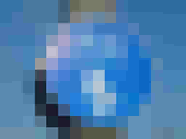 Verkehrszeichen für Geh- und Radweg mit Symbolen für Fußgänger und Radfahrer.