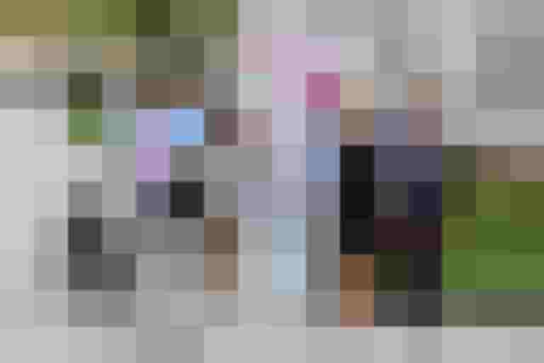 Gewinner der Zwischenverlosung „wer radelt gewinnt“ posieren mit Fahrrad und Plakaten.