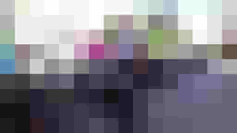 Glücklicher Gewinner hält Preis an Fahrrad, umgeben von anderen Fahrrädern in Salzburg.