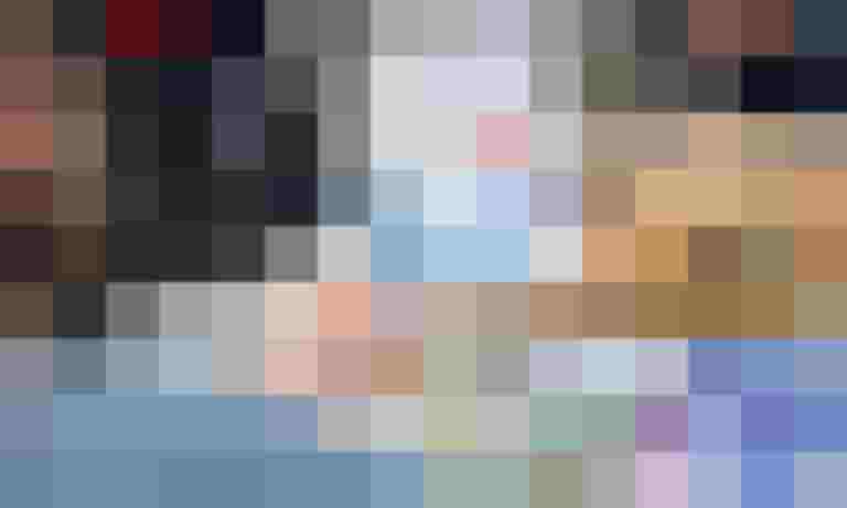 Hand mit Umfrageauftrag zur Rad-Mobilität in Salzburg, daneben stehen Muffins und Flyer.