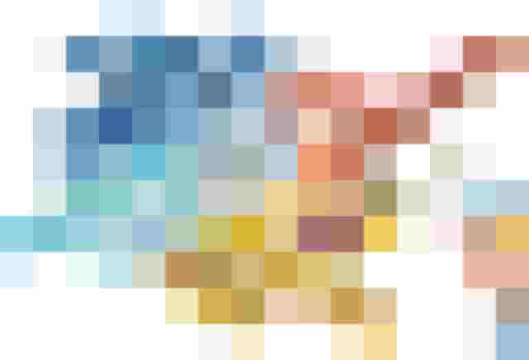 Digitale Haltestelle mit Verkehrsanbindungen für Fahrräder, Busse und Züge in Neumarkt.