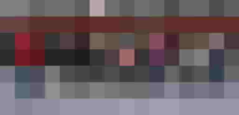 Gruppe von Menschen mit Fahrrädern vor einem Fahrradgeschäft in Salzburg.