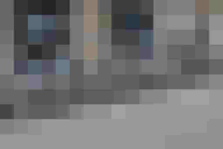 Mehrere Fahrräder in einem Fahrradverleihsystem entlang einer Straße.