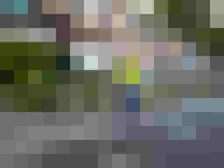 Fahrer im leuchtend gelben Outfit auf Radweg in Salzburg, unterwegs im Alltag.