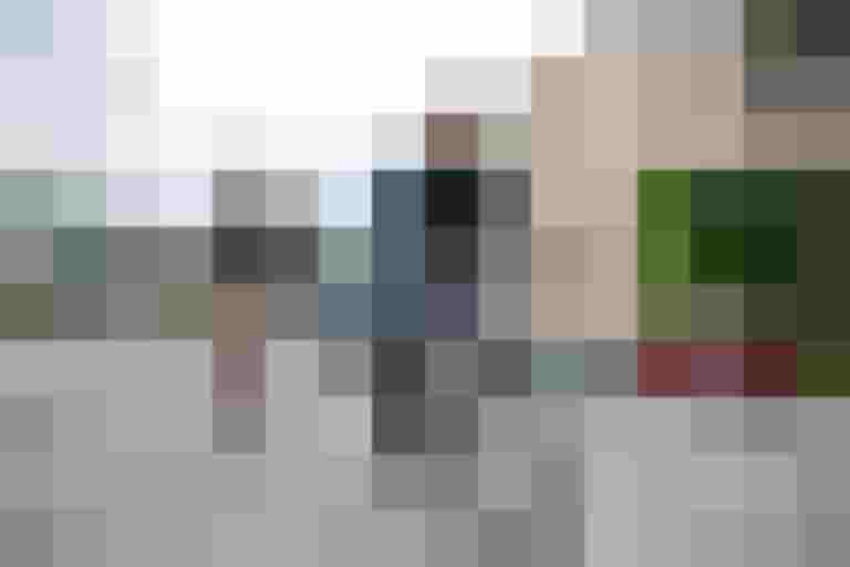 Radfahrer in Anzug und Freizeitkleidung auf Stadtroute in Salzburg, symbolisieren nachhaltige Mobilität.