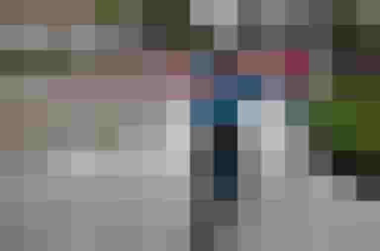 Kinder mit Reflexschärpen fahren nach der Radfahrprüfung auf einem Weg in Salzburg.