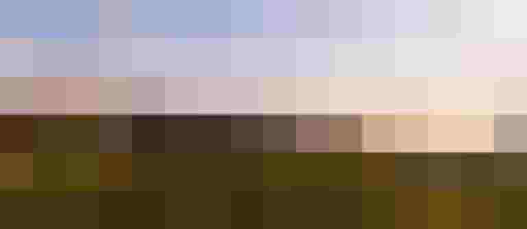 Landschaft mit Windrad und Wanderer, umgeben von Bergen und Wiesen in Salzburg.