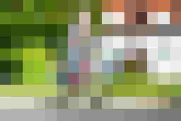 Kind fährt fröhlich auf einem pinken Fahrrad, Sommerwetter in Wohngegend.