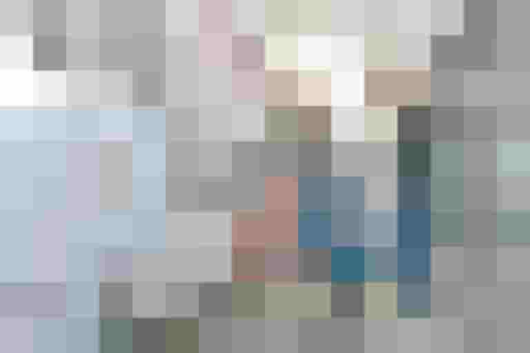 Zwei Frauen mit Fahrrädern an einem Bahnhof, bereit zur kostenlosen Mitnahme im Zug.