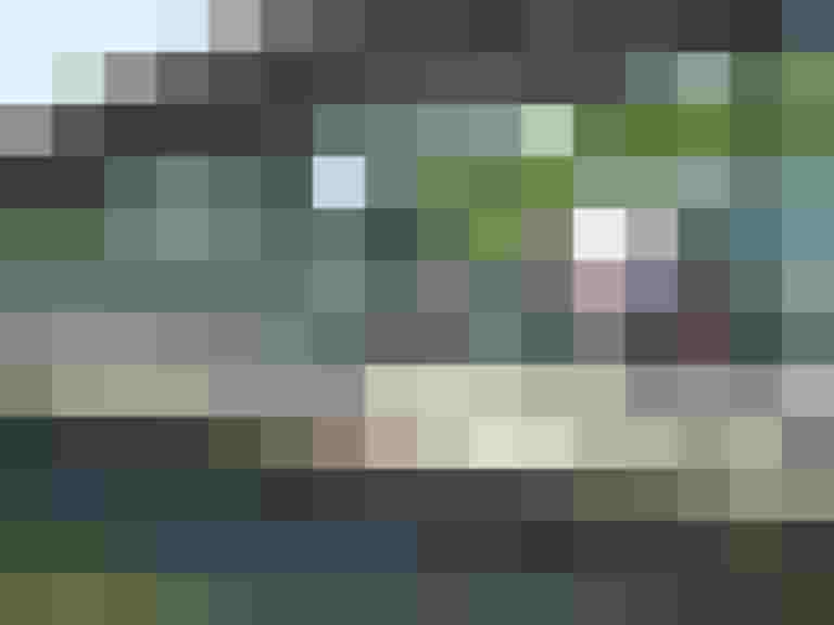 Fahrgäste warten am Bahnhof, einige mit Fahrrädern, in sonniger Umgebung in Salzburg.