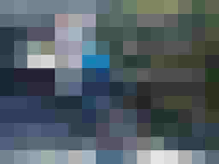 Seniorin fährt mit E-Bike durch einen Tunnel; Verkehrssicherheit und Mobilität im Fokus.