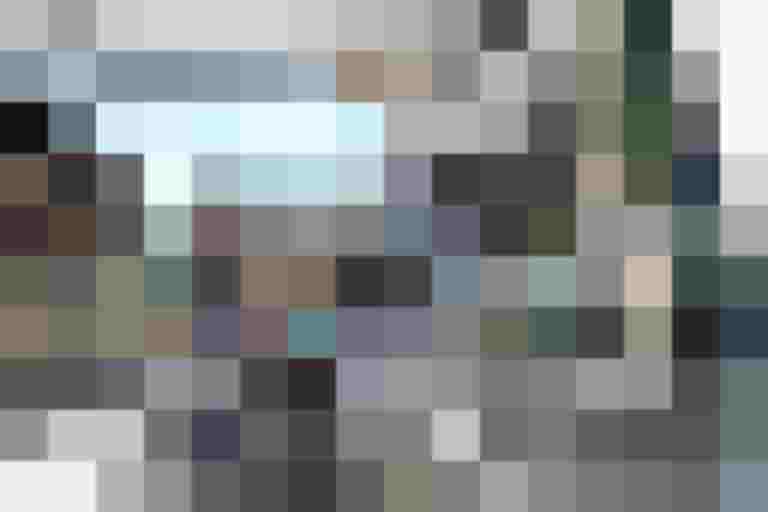 Personen vor überdachten Radständern an einer Bushaltestelle in Salzburg.