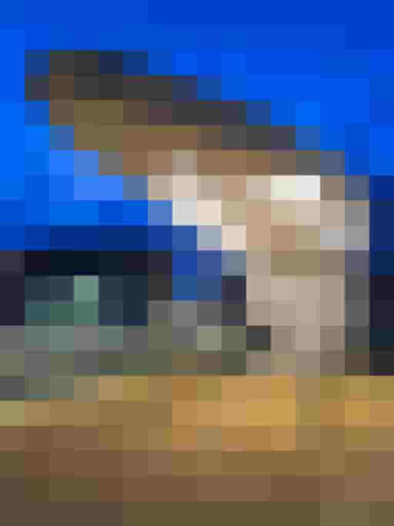 Überdachte Radabstellanlage an Haltestelle bei Nacht, gefördert für bessere Mobilität in Salzburg.