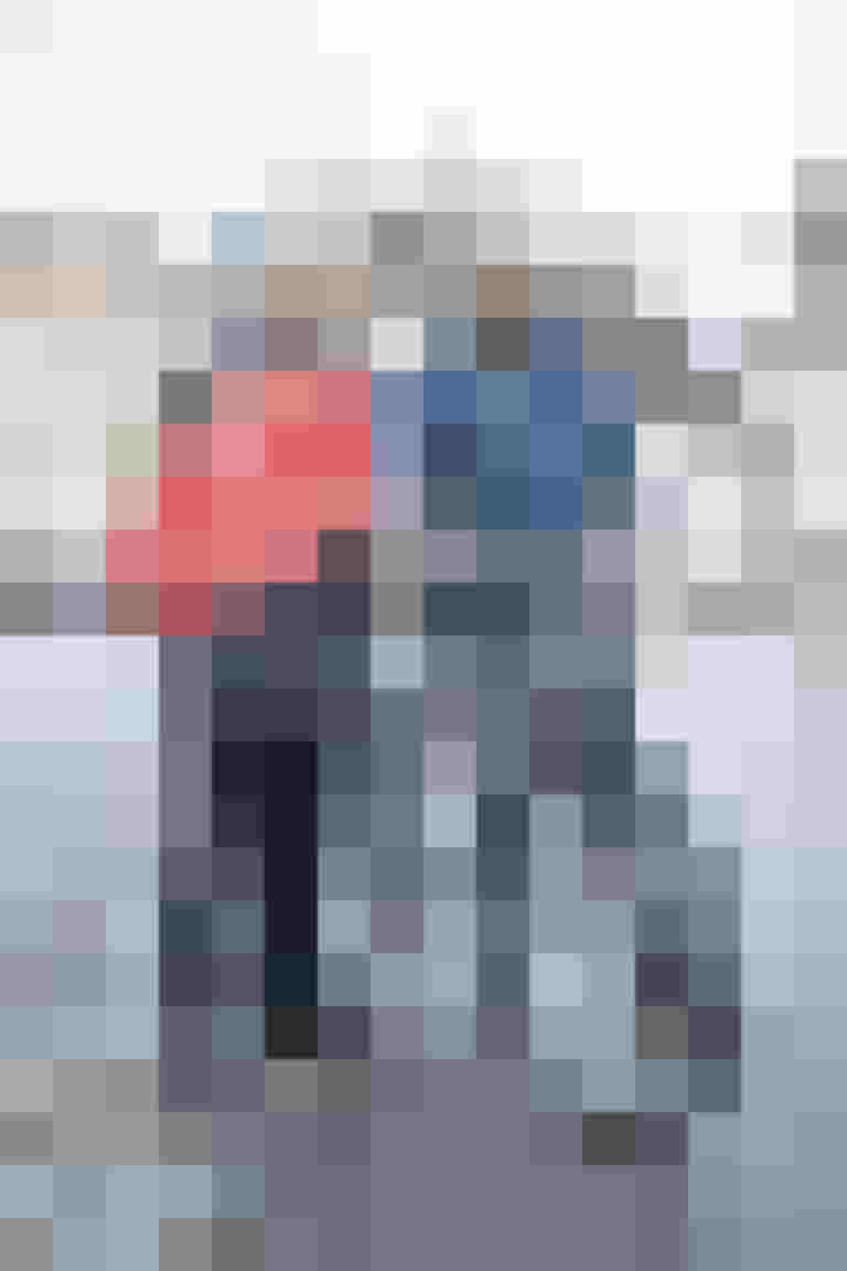 Zwei Männer halten ein Schild „Salzburg radelt“ und stehen neben einem Fahrrad.