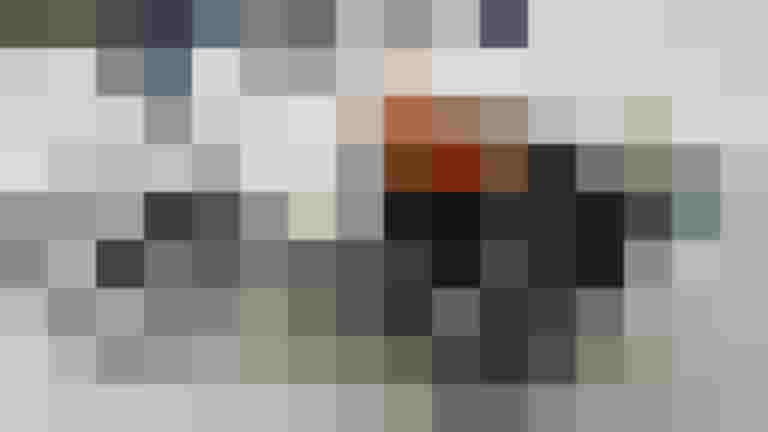 Lastenrad mit Spielzeug und Einkaufstasche auf einem Platz, symbolisiert nachhaltige Mobilität.