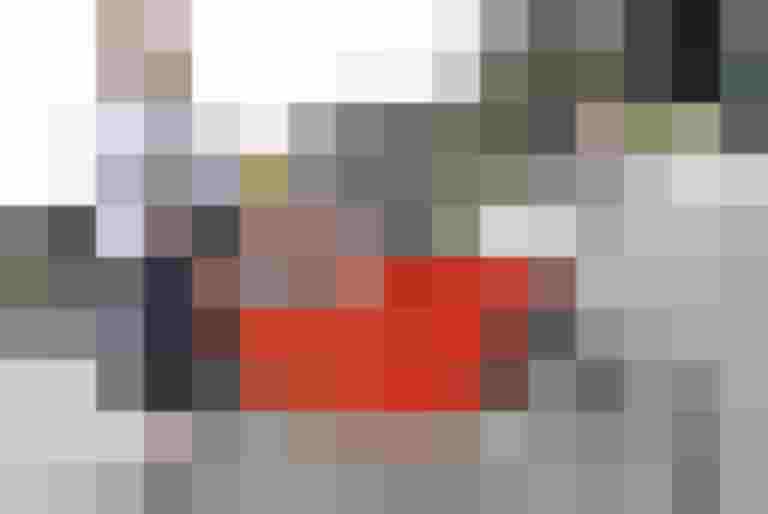 Frau mit Kind auf einem Lastenrad in einer urbanen Umgebung in Salzburg.