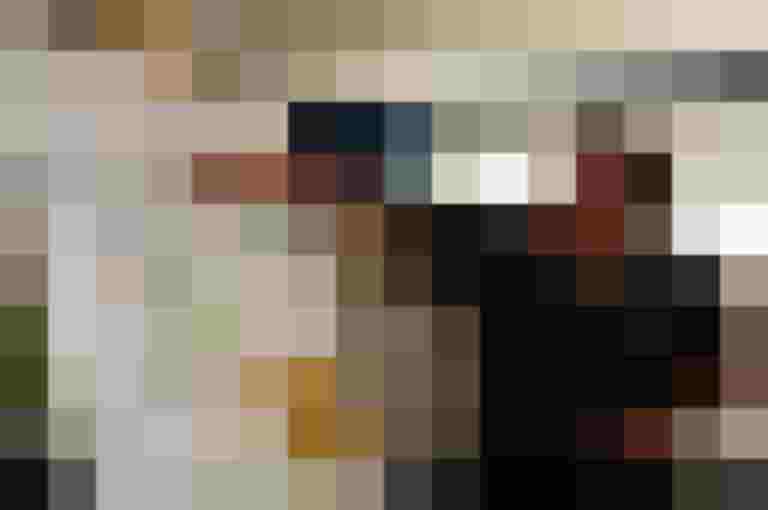 Ein Mann erläutert eine Karte zur kommunalen Raumplanung und Bodenschutz.