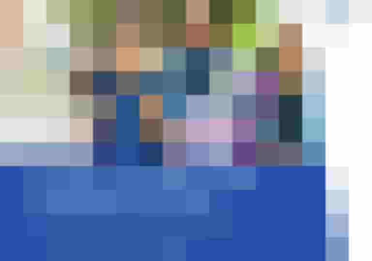 Kinder mit Rucksäcken zu Fuß auf dem Weg zur Schule, Förderung der Verkehrssicherheit im Fokus.