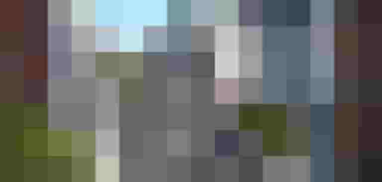 Moderne städtische Straße in London mit Radfahrern, Fußgängern und Fahrzeugen.